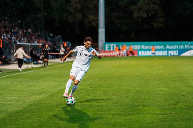 Deutschland: Fußball 3. Liga Männer 2026 - 2027, 3. Spieltag - FC Viktoria Köln vs SC Preußen Münster (Köln): Charalambos Makridis (SC Preußen Münster, 14) außen, Flanke, Dribbling, Angriff Copyright: xThiemoxRudolphx