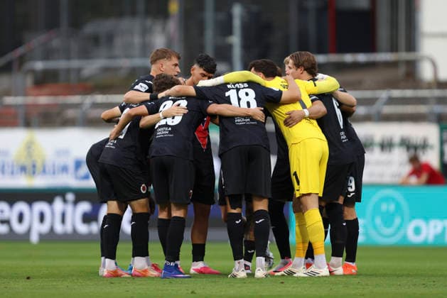 Spieler von SC Preussen Muenster bilden einen Teamkreis waehrend des Spiels der 3. Liga zwischen Viktoria Koeln und Preussen Muenster, Sportpark Hoehenberg am 30. August 2026 in Koeln, Deutschland. (Foto von Oliver Kaelke DeFodi Images) +++ Players from SC Preussen Muenster form a circle during the 3. Liga match between Viktoria Koeln and Preussen Muenster at Sportpark Hoehenberg on August 30, 2026 in Cologne, Germany. (Photo by Oliver Kaelke DeFodi Images) DFB DFL REGULATIONS PROHIBIT ANY USE OF PHOTOGRAPHS AS IMAGE SEQUENCES AND OR QUASI-VIDEO. (Photo by Oliver Kaelke DeFodi Images) -