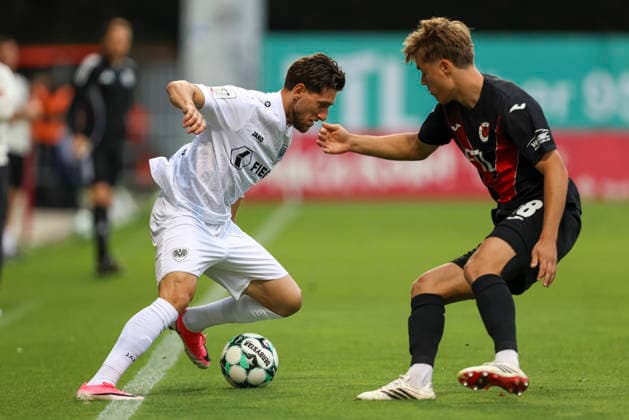 Charalambos Makridis (SC Preussen Muenster) und Taylan Duman (FC Viktoria Koeln) im Zweikampf waehrend des Spiels der 3. Liga zwischen Viktoria Koeln und Preussen Muenster, Sportpark Hoehenberg am 30. August 2026 in Koeln, Deutschland. (Foto von Oliver Kaelke DeFodi Images) +++ Charalambos Makridis (SC Preussen Muenster) und Taylan Duman (FC Viktoria Koeln) battle for the ball during the 3. Liga match between Viktoria Koeln and Preussen Muenster at Sportpark Hoehenberg on August 30, 2026 in Cologne, Germany. (Photo by Oliver Kaelke DeFodi Images) DFB DFL REGULATIONS PROHIBIT ANY USE OF PHOTOGRAPHS AS IMAGE SEQUENCES AND OR QUASI-VIDEO. (Photo by Oliver Kaelke DeFodi Images) -