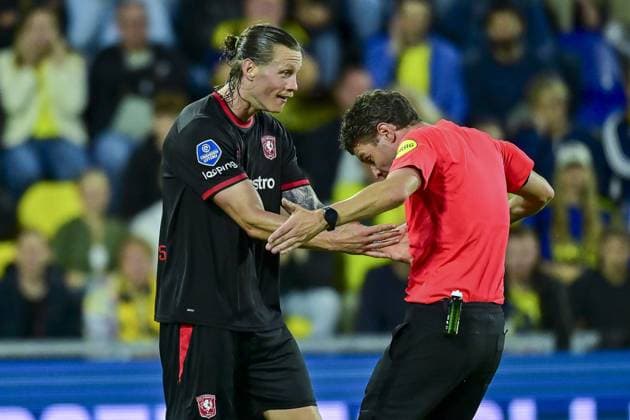 LEEUWARDEN , 30-08-2026 , Kooi Stadium , season 2026 2027 , Dutch Eredivisie football , match between SC Cambuur and FC Twente , picture shows FC Twente player Wout Weghorst discussing with Referee Erwin Blank Cambuur - Twente  x206260396x Copyright: