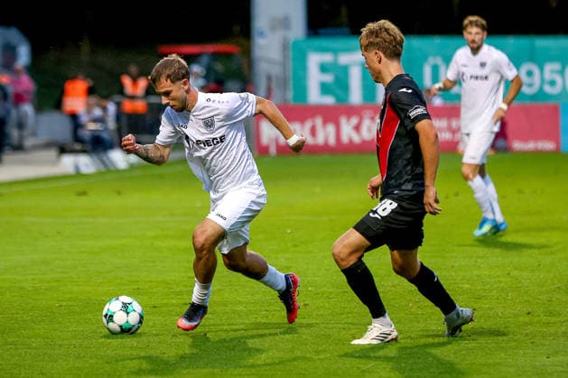 30.08.2026, xsscx, Fußball 3. Liga, Viktoria Köln - Preußen Münster, 3. Spieltag, Sportpark Höhenberg, Saison 2026 2027: Charalambos Makridis (SC Preußen Münster 14) im Zweikampf gegen Tim Kloss (Viktoria Köln 18) DFB regulations prohibit any use of photographs as image sequences and or quasi-video. Photo: xSandraxScherningxPressefotoKochx Nordrhein-Westfalen Deutschland