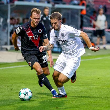 30.08.2026, xsscx, Fußball 3. Liga, Viktoria Köln - Preußen Münster, 3. Spieltag, Sportpark Höhenberg, Saison 2026 2027: Kilian Jakob (Viktoria Köln 26) im Zweikampf gegen Charalambos Makridis (SC Preußen Münster 14) und Tim Kloss (Viktoria Köln 18) DFB regulations prohibit any use of photographs as image sequences and or quasi-video. Photo: xSandraxScherningxPressefotoKochx Nordrhein-Westfalen Deutschland