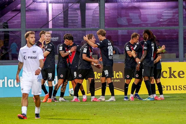 30.08.2026, xsscx, Fußball 3. Liga, Viktoria Köln - Preußen Münster, 3. Spieltag, Sportpark Höhenberg, Saison 2026 2027: Die Mannschaft von Viktoria Köln feiert das Tor zum 3:0 durch Torschuetze David Otto (Viktoria Köln 10) DFB regulations prohibit any use of photographs as image sequences and or quasi-video. Photo: xSandraxScherningxPressefotoKochx Nordrhein-Westfalen Deutschland