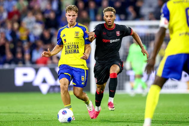 2026-08-30 SC Cambuur v FC Twente - Dutch Eredivisie LEEUWARDEN, NETHERLANDS - AUGUST 30: Jorn Berkhout of SC Cambuur, Daouda Weidmann of FC Twente during the Dutch Eredivisie match between SC Cambuur and FC Twente at Kooi Stadion on August 30, 2026 in Leeuwarden, Netherlands. Leeuwarden Kooi Stadion Netherlands Content not available for redistribution in The Netherlands directly or indirectly through any third parties. Copyright: xPieterxvanxderxWoudex