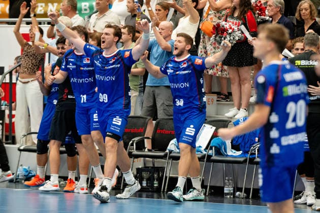 Stefan Bauer, (HBW Balingen Weilstetten, 99) und Georg Pohle (HBW Balingen Weilstetten, 94) jubeln nach dem Schlusspfiff, HBW Balingen Weilstetten vs. Handball Club Hamburg, GER, Opel 1. Handball Bundesliga, Meisterschaft, Spieltag 1, Saison 2026 2027, 30.08..2026, Eibner-Pressefoto Andreas Ulmer BW Balingen Weilstetten vs. Handball Club Hamburg, GER, Opel 1. Handball Bundesliga, Meisterschaft, Spieltag 1, Saison 2026 2027, 30.08..2026, Balingen Copyright: xEibner-Pressefoto AndreasxUlmerx EP_AUR