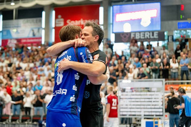 Matthias Flohr, (HBW Balingen Weilstetten, Trainer) nach dem Spiel, einfach froh und emotional mit Magnus Grupe (HBW Balingen Weilstetten, 08), HBW Balingen Weilstetten vs. Handball Club Hamburg, GER, Opel 1. Handball Bundesliga, Meisterschaft, Spieltag 1, Saison 2026 2027, 30.08..2026, Eibner-Pressefoto Andreas Ulmer BW Balingen Weilstetten vs. Handball Club Hamburg, GER, Opel 1. Handball Bundesliga, Meisterschaft, Spieltag 1, Saison 2026 2027, 30.08..2026, Balingen Copyright: xEibner-Pressefoto AndreasxUlmerx EP_AUR