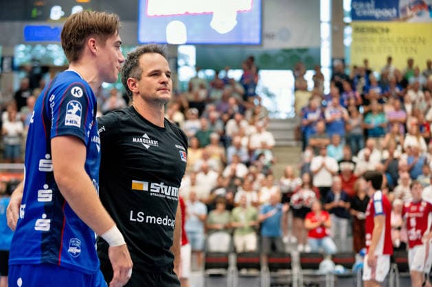 Matthias Flohr, (HBW Balingen Weilstetten, Trainer) nach dem Spiel, mit Magnus Grupe (HBW Balingen Weilstetten, 08), HBW Balingen Weilstetten vs. Handball Club Hamburg, GER, Opel 1. Handball Bundesliga, Meisterschaft, Spieltag 1, Saison 2026 2027, 30.08..2026, Eibner-Pressefoto Andreas Ulmer BW Balingen Weilstetten vs. Handball Club Hamburg, GER, Opel 1. Handball Bundesliga, Meisterschaft, Spieltag 1, Saison 2026 2027, 30.08..2026, Balingen Copyright: xEibner-Pressefoto AndreasxUlmerx EP_AUR