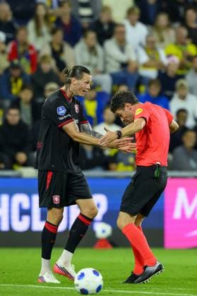 LEEUWARDEN - Wout Weghorst of FC Twente grabs referee Erwin Blank by the waist, and the referee is not pleased about it during the Dutch Eredivisie match between SC Cambuur and FC Twente at the Kooi Stadion on August 30, 2026, in Leeuwarden, the Netherlands. COR LASKER ANP Eredivisie 2026 27 xVIxANPxSportx xxANPxIVx 566627677 originalFilename: 566627677.jpg