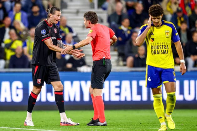 2026-08-30 SC Cambuur v FC Twente - Dutch Eredivisie LEEUWARDEN, NETHERLANDS - AUGUST 30: Wout Weghorst of FC Twente, referee Erwin Blank during the Dutch Eredivisie match between SC Cambuur and FC Twente at Kooi Stadion on August 30, 2026 in Leeuwarden, Netherlands. Leeuwarden Kooi Stadion Netherlands Content not available for redistribution in The Netherlands directly or indirectly through any third parties. Copyright: xPieterxvanxderxWoudex