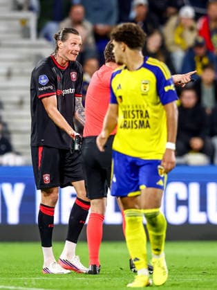 2026-08-30 SC Cambuur v FC Twente - Dutch Eredivisie LEEUWARDEN, NETHERLANDS - AUGUST 30: Wout Weghorst of FC Twente, referee Erwin Blank during the Dutch Eredivisie match between SC Cambuur and FC Twente at Kooi Stadion on August 30, 2026 in Leeuwarden, Netherlands. Leeuwarden Kooi Stadion Netherlands Content not available for redistribution in The Netherlands directly or indirectly through any third parties. Copyright: xPieterxvanxderxWoudex