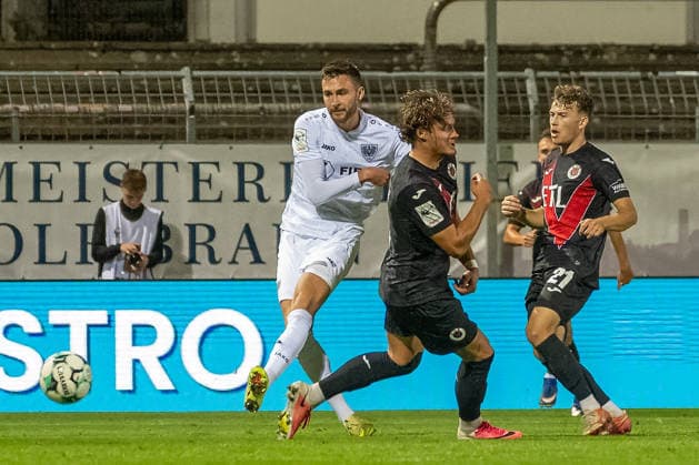 Tobias Eisenhut (Viktoria Koeln, 06) kann den Schuss von Felix Higl (SC Preussen Muenster, 33) nicht verhindern. Daneben Lucas Wolf (Viktoria Koeln, 21). FC Viktoria Koeln vs. SC Preussen Muenster, Fussball, 3. Liga, 03. Spieltag, Saison 2026 2027, 30.08.2026 DFL DFB Regulations prohibit any use of Photographs as image sequences and or Quasivideo FC Viktoria Koeln vs. SC Preussen Muenster, Fussball, 3. Liga, 03. Spieltag, Saison 2026 2027, 30.08.2026 Koeln Copyright: xEibner-Pressefoto ThomasxHaeslerx EP_THR