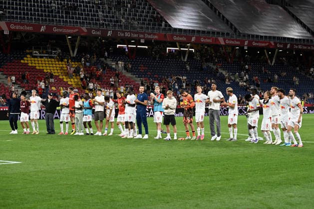 20260830 FC Red Bull Salzburg v FK Austria Wien - Admiral Bundesliga SALZBURG, AUSTRIA - AUGUST 30: Players of FC Red Bull Salzburg facing their fans at the Admiral Bundesliga match between FC Red Bull Salzburg and FK Austria Wien at Red Bull Arena on August 30, 2026 in Salzburg, Austria. Salzburg Red Bull Arena Salzburg Austria