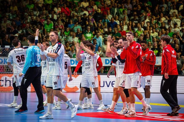 30.08.2026, xovx, Handball Opel Handball-Bundesliga, HSG Wetzlar - SG BBM Bietigheim Die Spieler des SC BBM Bietigheim danken ihren mitgereisten Fans vor der Partie in Wetzlar. Wetzlar Buderus Arena Hessen Deutschland (DE)