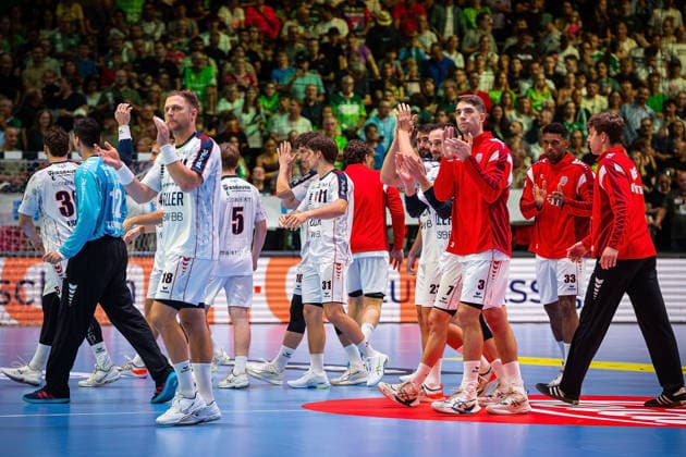 30.08.2026, xovx, Handball Opel Handball-Bundesliga, HSG Wetzlar - SG BBM Bietigheim Die Spieler des SC BBM Bietigheim danken ihren mitgereisten Fans vor der Partie in Wetzlar. Wetzlar Buderus Arena Hessen Deutschland (DE)