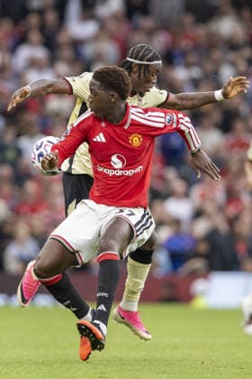 MANCHESTER, ENGLAND, AUG 30: Kobbie Mainoo of Manchester United, ManU and Abdoul Ouattara of Ipswich Town fight for possession during a Premier League 2026 27 football match between Manchester United and Ipswich Town at Old Trafford in Manchester, England (photo by Richard Callis Sports Press Photo) Copyright: xRichardxCallis SportsxPressxPhotox Sportspressphoto_SPR220222