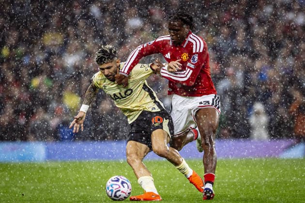 MANCHESTER, ENGLAND, AUG 30: Patrick Dorgu of Manchester United, ManU and Julio Enciso of Ipswich Town fight for possession during a Premier League 2026 27 football match between Manchester United and Ipswich Town at Old Trafford in Manchester, England (photo by Richard Callis Sports Press Photo) Copyright: xRichardxCallis SportsxPressxPhotox Sportspressphoto_SPR220227