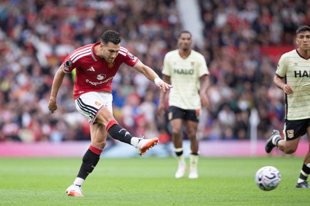 MANCHESTER, ENGLAND, AUGUST 30: Manchester United, ManU s Diogo Dalot shoots at goal during a 2026 27 Premier League match between Manchester United and Ipswich Town at Old Trafford in Manchester, England. (Richard Callis ) Richard Callis Fotoarena (Richard Callis SPP) Copyright: xRichardxCallisx xSPPx spp-en-RiCa-3007412