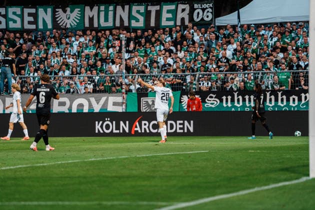Deutschland: Fußball 3. Liga Männer 2026 - 2027, 3. Spieltag - FC Viktoria Köln vs SC Preußen Münster (Köln): Daumen hoch von Ryan Johansson (SC Preußen Münster, 20) nach Chance Copyright: xThiemoxRudolphx