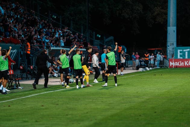 Deutschland: Fußball 3. Liga Männer 2026 - 2027, 3. Spieltag - FC Viktoria Köln vs SC Preußen Münster (Köln): Bank jubelt nach 3 zu 1, Mariam Wilhelm (Trainer FC Viktoria Köln) Copyright: xThiemoxRudolphx