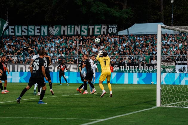 Deutschland: Fußball 3. Liga Männer 2026 - 2027, 3. Spieltag - FC Viktoria Köln vs SC Preußen Münster (Köln): Arne Schulz (FC Viktoria Köln, 1) fängt Flanke ab Copyright: xThiemoxRudolphx