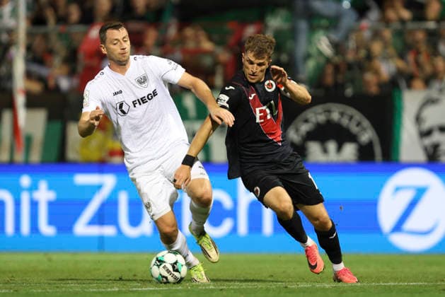 Torge Paetow (SC Preussen Muenster) und David Otto (FC Viktoria Koeln) im Zweikampf waehrend des Spiels der 3. Liga zwischen Viktoria Koeln und Preussen Muenster, Sportpark Hoehenberg am 30. August 2026 in Koeln, Deutschland. (Foto von Oliver Kaelke DeFodi Images) +++ Torge Paetow (SC Preussen Muenster) und David Otto (FC Viktoria Koeln) battle for the ball during the 3. Liga match between Viktoria Koeln and Preussen Muenster at Sportpark Hoehenberg on August 30, 2026 in Cologne, Germany. (Photo by Oliver Kaelke DeFodi Images) DFB DFL REGULATIONS PROHIBIT ANY USE OF PHOTOGRAPHS AS IMAGE SEQUENCES AND OR QUASI-VIDEO. (Photo by Oliver Kaelke DeFodi Images) -
