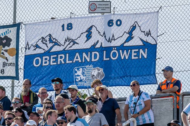 Fahne der 1860 Oberlandloewen am Zaun in der Westkurve GER, TSV 1860 Muenchen vs. TSV Landsberg 1882, Fussball, Regionalliga Bayern, 6. Spieltag, Saison 2026 2027, 30.08.2026. (DFL DFB REGULATIONS PROHIBIT ANY USE OF PHOTOGRAPHS as IMAGE SEQUENCES and or QUASI-VIDEO). Foto: HMB Media Heike Feiner Copyright: HMBxMedia HeikexFeiner