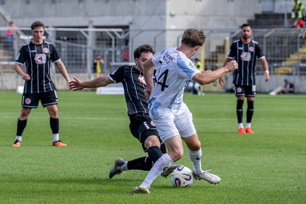 Kampf um den Ball Zweikampf zwischen Maximilian Holdenrieder (TSV 1882 Landsberg, 14) und Edon Krasniqi (TSV 1860 Muenchen, 34) GER, TSV 1860 Muenchen vs. TSV Landsberg 1882, Fussball, Regionalliga Bayern, 6. Spieltag, Saison 2026 2027, 30.08.2026. (DFL DFB REGULATIONS PROHIBIT ANY USE OF PHOTOGRAPHS as IMAGE SEQUENCES and or QUASI-VIDEO). Foto: HMB Media Heike Feiner Copyright: HMBxMedia HeikexFeiner