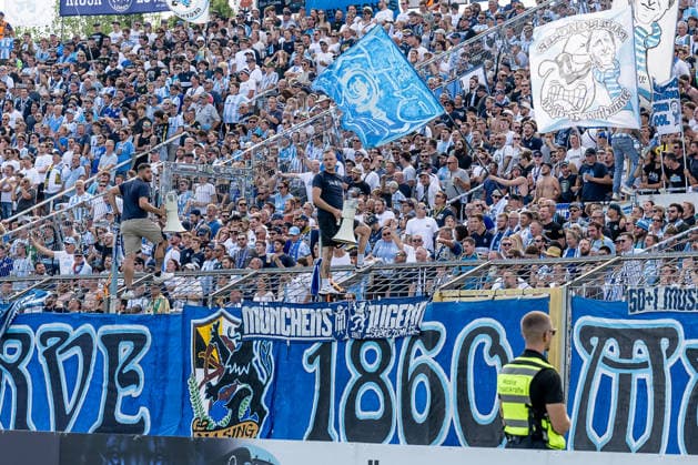 Die Westkurve mit den Loewenfans, Anheizern und einen Banner mit der Aufschrift Muenchens Jugend steht zum TSV GER, TSV 1860 Muenchen vs. TSV Landsberg 1882, Fussball, Regionalliga Bayern, 6. Spieltag, Saison 2026 2027, 30.08.2026. (DFL DFB REGULATIONS PROHIBIT ANY USE OF PHOTOGRAPHS as IMAGE SEQUENCES and or QUASI-VIDEO). Foto: HMB Media Heike Feiner Copyright: HMBxMedia HeikexFeiner