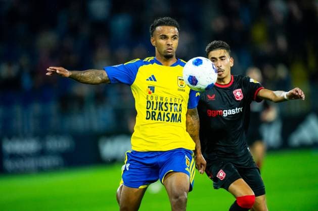 LEEUWARDEN , 30 08-2026 , Kooi Stadium , season 2026 2027 , Dutch Eredivisie football , match between SC Cambuur and FC Twente , picture shows Cambuur player Nicky Souren FC Twente player Younes Taha Cambuur - Twente  x206261783x Copyright: