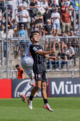 Kopfballduell zwischen Lance Fiedler (TSV 1860 Muenchen, 47) und Tiziano Mulas (TSV 1882 Landsberg, 30) GER, TSV 1860 Muenchen vs. TSV Landsberg 1882, Fussball, Regionalliga Bayern, 6. Spieltag, Saison 2026 2027, 30.08.2026. (DFL DFB REGULATIONS PROHIBIT ANY USE OF PHOTOGRAPHS as IMAGE SEQUENCES and or QUASI-VIDEO). Foto: HMB Media Heike Feiner Copyright: HMBxMedia HeikexFeiner