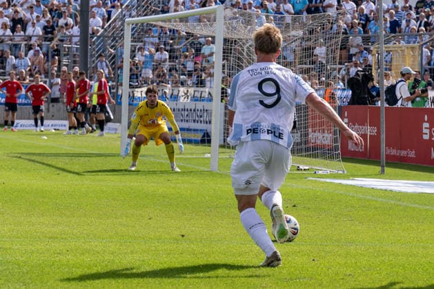 Fabio Wagner (TSV 1860 Muenchen, 09) auf dem Weg Richtung Tor von Leopold Leimeister (Torwart, TSV 1882 Landsberg, 01) GER, TSV 1860 Muenchen vs. TSV Landsberg 1882, Fussball, Regionalliga Bayern, 6. Spieltag, Saison 2026 2027, 30.08.2026. (DFL DFB REGULATIONS PROHIBIT ANY USE OF PHOTOGRAPHS as IMAGE SEQUENCES and or QUASI-VIDEO). Foto: HMB Media Heike Feiner Copyright: HMBxMedia HeikexFeiner