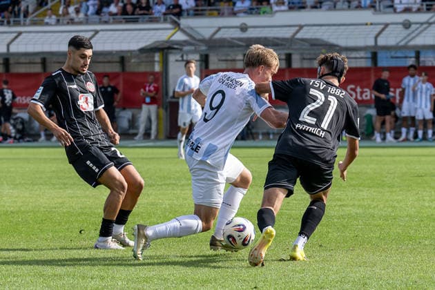 Kampf um den Ball von Fabio Wagner (TSV 1860 Muenchen, 09) mit Halit Yilmaz (TSV 1882 Landsberg, 28) und Kilian Pittrich (TSV 1882 Landsberg, 21) GER, TSV 1860 Muenchen vs. TSV Landsberg 1882, Fussball, Regionalliga Bayern, 6. Spieltag, Saison 2026 2027, 30.08.2026. (DFL DFB REGULATIONS PROHIBIT ANY USE OF PHOTOGRAPHS as IMAGE SEQUENCES and or QUASI-VIDEO). Foto: HMB Media Heike Feiner Copyright: HMBxMedia HeikexFeiner