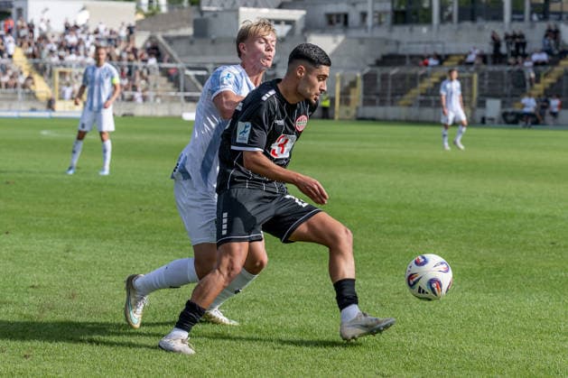 Kampf um den Ball Zweikampf zwischen Fabio Wagner (TSV 1860 Muenchen, 09) und Halit Yilmaz (TSV 1882 Landsberg, 28) GER, TSV 1860 Muenchen vs. TSV Landsberg 1882, Fussball, Regionalliga Bayern, 6. Spieltag, Saison 2026 2027, 30.08.2026. (DFL DFB REGULATIONS PROHIBIT ANY USE OF PHOTOGRAPHS as IMAGE SEQUENCES and or QUASI-VIDEO). Foto: HMB Media Heike Feiner Copyright: HMBxMedia HeikexFeiner