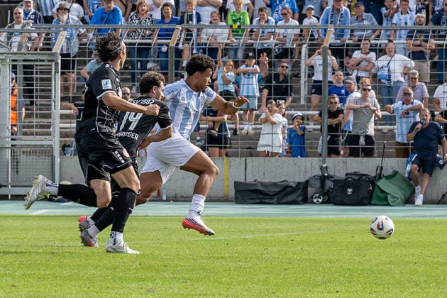 Arian Ortivero Calderon (TSV 1860 Muenchen, 12) gegen Maximilian Holdenrieder (TSV 1882 Landsberg, 14) und David Bauer (TSV 1882 Landsberg, 29) GER, TSV 1860 Muenchen vs. TSV Landsberg 1882, Fussball, Regionalliga Bayern, 6. Spieltag, Saison 2026 2027, 30.08.2026. (DFL DFB REGULATIONS PROHIBIT ANY USE OF PHOTOGRAPHS as IMAGE SEQUENCES and or QUASI-VIDEO). Foto: HMB Media Heike Feiner Copyright: HMBxMedia HeikexFeiner