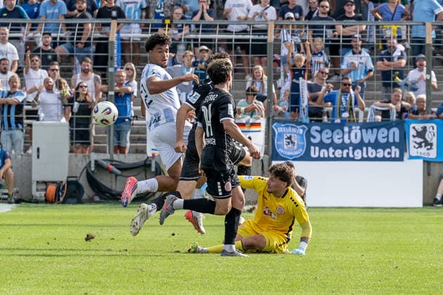 Arian Ortivero Calderon (TSV 1860 Muenchen, 12) wird von Maximilian Holdenrieder (TSV 1882 Landsberg, 14), David Bauer (TSV 1882 Landsberg, 29) und Leopold Leimeister (Torwart, TSV 1882 Landsberg, 01) gebremst GER, TSV 1860 Muenchen vs. TSV Landsberg 1882, Fussball, Regionalliga Bayern, 6. Spieltag, Saison 2026 2027, 30.08.2026. (DFL DFB REGULATIONS PROHIBIT ANY USE OF PHOTOGRAPHS as IMAGE SEQUENCES and or QUASI-VIDEO). Foto: HMB Media Heike Feiner Copyright: HMBxMedia HeikexFeiner