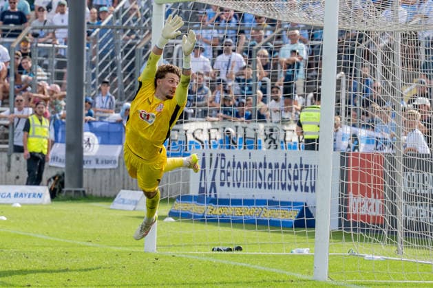 Flugeinlage von Leopold Leimeister (Torwart, TSV 1882 Landsberg, 01) GER, TSV 1860 Muenchen vs. TSV Landsberg 1882, Fussball, Regionalliga Bayern, 6. Spieltag, Saison 2026 2027, 30.08.2026. (DFL DFB REGULATIONS PROHIBIT ANY USE OF PHOTOGRAPHS as IMAGE SEQUENCES and or QUASI-VIDEO). Foto: HMB Media Heike Feiner Copyright: HMBxMedia HeikexFeiner