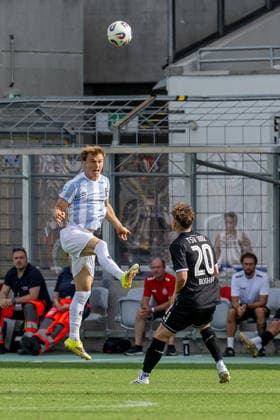 Julian Bell (TSV 1860 Muenchen, 02) beim Kopfball, davor Leon Bucher (TSV 1882 Landsberg, 20) GER, TSV 1860 Muenchen vs. TSV Landsberg 1882, Fussball, Regionalliga Bayern, 6. Spieltag, Saison 2026 2027, 30.08.2026. (DFL DFB REGULATIONS PROHIBIT ANY USE OF PHOTOGRAPHS as IMAGE SEQUENCES and or QUASI-VIDEO). Foto: HMB Media Heike Feiner Copyright: HMBxMedia HeikexFeiner