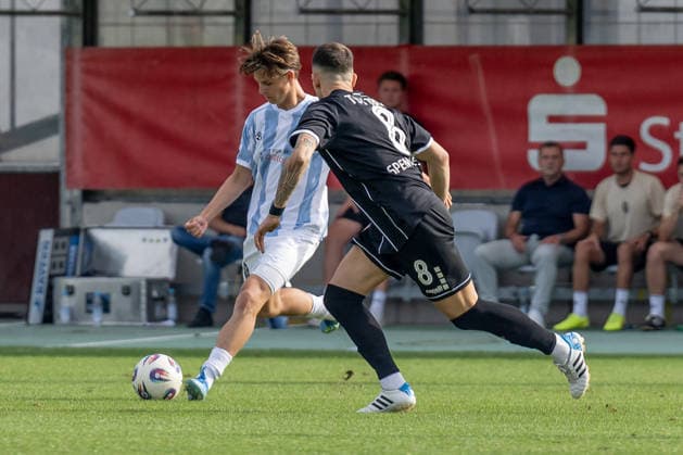 Raphael Ott (TSV 1860 Muenchen, 22) gegen Timo Spennesberger (TSV 1882 Landsberg, 08) GER, TSV 1860 Muenchen vs. TSV Landsberg 1882, Fussball, Regionalliga Bayern, 6. Spieltag, Saison 2026 2027, 30.08.2026. (DFL DFB REGULATIONS PROHIBIT ANY USE OF PHOTOGRAPHS as IMAGE SEQUENCES and or QUASI-VIDEO). Foto: HMB Media Heike Feiner Copyright: HMBxMedia HeikexFeiner