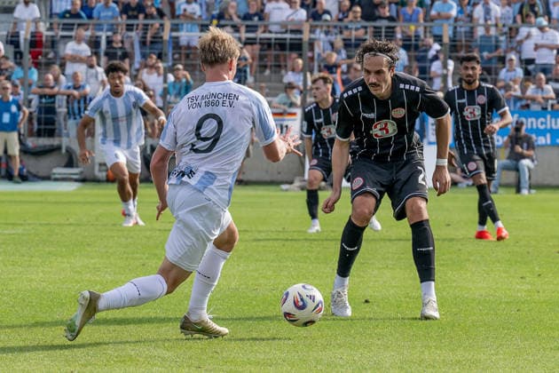 David Bauer (TSV 1882 Landsberg, 29) verteidigt gegen Fabio Wagner (TSV 1860 Muenchen, 09) GER, TSV 1860 Muenchen vs. TSV Landsberg 1882, Fussball, Regionalliga Bayern, 6. Spieltag, Saison 2026 2027, 30.08.2026. (DFL DFB REGULATIONS PROHIBIT ANY USE OF PHOTOGRAPHS as IMAGE SEQUENCES and or QUASI-VIDEO). Foto: HMB Media Heike Feiner Copyright: HMBxMedia HeikexFeiner