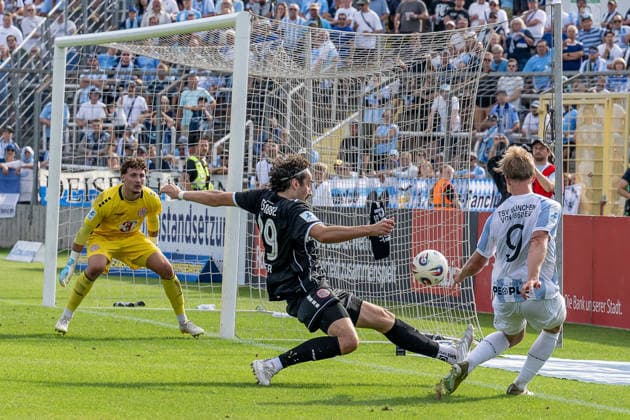 David Bauer (TSV 1882 Landsberg, 29) verteidigt gegen Fabio Wagner (TSV 1860 Muenchen, 09) vor dem Tor von Leopold Leimeister (Torwart, TSV 1882 Landsberg, 01) GER, TSV 1860 Muenchen vs. TSV Landsberg 1882, Fussball, Regionalliga Bayern, 6. Spieltag, Saison 2026 2027, 30.08.2026. (DFL DFB REGULATIONS PROHIBIT ANY USE OF PHOTOGRAPHS as IMAGE SEQUENCES and or QUASI-VIDEO). Foto: HMB Media Heike Feiner Copyright: HMBxMedia HeikexFeiner