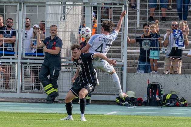 Kampf um den Ball Zweikampf zwischen Leon Bucher (TSV 1882 Landsberg, 20) und Lance Fiedler (TSV 1860 Muenchen, 47) GER, TSV 1860 Muenchen vs. TSV Landsberg 1882, Fussball, Regionalliga Bayern, 6. Spieltag, Saison 2026 2027, 30.08.2026. (DFL DFB REGULATIONS PROHIBIT ANY USE OF PHOTOGRAPHS as IMAGE SEQUENCES and or QUASI-VIDEO). Foto: HMB Media Heike Feiner Copyright: HMBxMedia HeikexFeiner