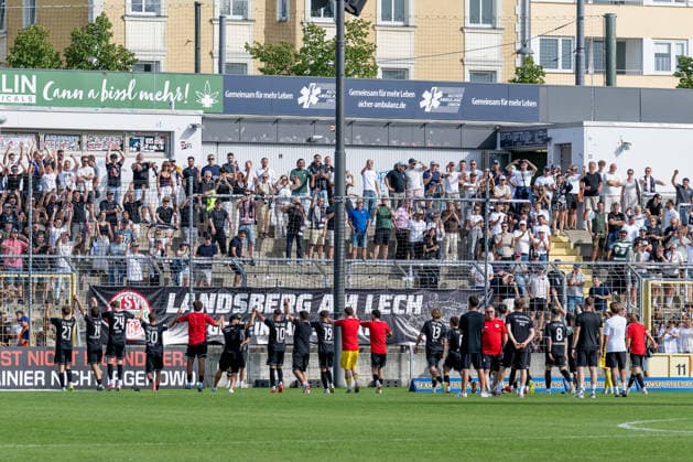 Die Landsberger lassen sich zurecht von den zahlreich mitgereisten Fans fuer den Punktgewinn feiern GER, TSV 1860 Muenchen vs. TSV Landsberg 1882, Fussball, Regionalliga Bayern, 6. Spieltag, Saison 2026 2027, 30.08.2026. (DFL DFB REGULATIONS PROHIBIT ANY USE OF PHOTOGRAPHS as IMAGE SEQUENCES and or QUASI-VIDEO). Foto: HMB Media Heike Feiner Copyright: HMBxMedia HeikexFeiner