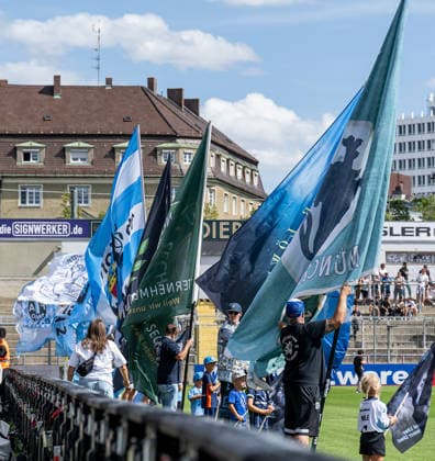 Die Fahnenschwenker vor der Stehhalle vor Spielbeginn GER, TSV 1860 Muenchen vs. TSV Landsberg 1882, Fussball, Regionalliga Bayern, 6. Spieltag, Saison 2026 2027, 30.08.2026. (DFL DFB REGULATIONS PROHIBIT ANY USE OF PHOTOGRAPHS as IMAGE SEQUENCES and or QUASI-VIDEO). Foto: HMB Media Heike Feiner Copyright: HMBxMedia HeikexFeiner