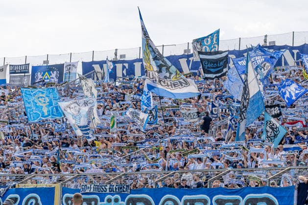 Die Loewenfans in der Westkurve mit einer Schalparade vor Spielbeginn GER, TSV 1860 Muenchen vs. TSV Landsberg 1882, Fussball, Regionalliga Bayern, 6. Spieltag, Saison 2026 2027, 30.08.2026. (DFL DFB REGULATIONS PROHIBIT ANY USE OF PHOTOGRAPHS as IMAGE SEQUENCES and or QUASI-VIDEO). Foto: HMB Media Heike Feiner Copyright: HMBxMedia HeikexFeiner