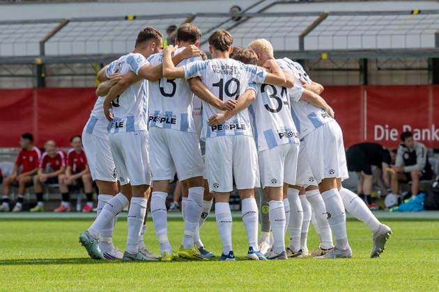 Die Loewen im Spielerkreis vor Beginn der Partie GER, TSV 1860 Muenchen vs. TSV Landsberg 1882, Fussball, Regionalliga Bayern, 6. Spieltag, Saison 2026 2027, 30.08.2026. (DFL DFB REGULATIONS PROHIBIT ANY USE OF PHOTOGRAPHS as IMAGE SEQUENCES and or QUASI-VIDEO). Foto: HMB Media Heike Feiner Copyright: HMBxMedia HeikexFeiner