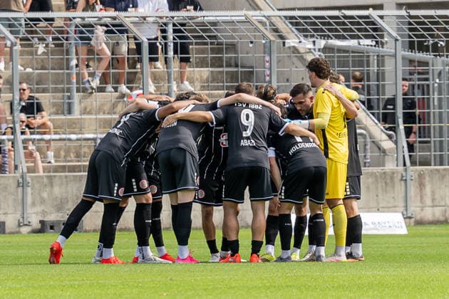 Die Landsberger im Spielerkreis vor Beginn der Partie GER, TSV 1860 Muenchen vs. TSV Landsberg 1882, Fussball, Regionalliga Bayern, 6. Spieltag, Saison 2026 2027, 30.08.2026. (DFL DFB REGULATIONS PROHIBIT ANY USE OF PHOTOGRAPHS as IMAGE SEQUENCES and or QUASI-VIDEO). Foto: HMB Media Heike Feiner Copyright: HMBxMedia HeikexFeiner
