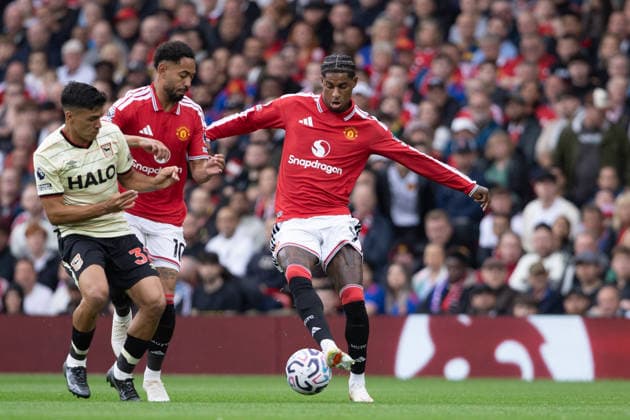 MANCHESTER, ENGLAND, AUGUST 30: Manchester United, ManU s Marcus Rashford (right) passes the ball during a 2026 27 Premier League match between Manchester United and Ipswich Town at Old Trafford in Manchester, England. (Richard Callis ) Richard Callis Fotoarena (Richard Callis SPP) Copyright: xRichardxCallisx xSPPx spp-en-RiCa-3007436