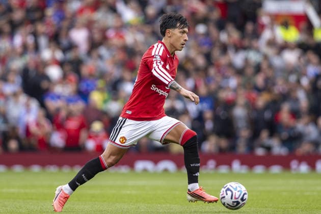 MANCHESTER, ENGLAND, AUGUST 30: Lisandro Martinez of Manchester United, ManU controls the ball during a 2026 27 Premier League match between Manchester United and Ipswich Town at Old Trafford in Manchester, England. (Richard Callis ) Richard Callis Fotoarena (Richard Callis SPP) Copyright: xRichardxCallisx xSPPx spp-en-RiCa-3007439