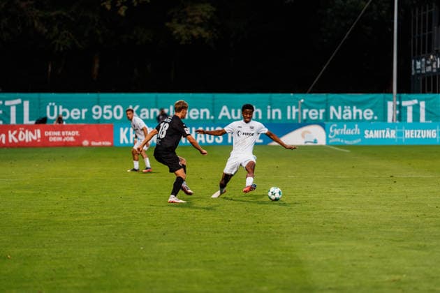 Deutschland: Fußball 3. Liga Männer 2026 - 2027, 3. Spieltag - FC Viktoria Köln vs SC Preußen Münster (Köln): Wesley Adeh (SC Preußen Münster, 6) im Zweikampf, Dressing gegen Tim Kloss (FC Viktoria Köln, 18) Copyright: xThiemoxRudolphx