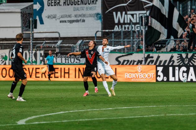 Deutschland: Fußball 3. Liga Männer 2026 - 2027, 3. Spieltag - FC Viktoria Köln vs SC Preußen Münster (Köln): hoher Ball auf Felix Higl (SC Preußen Münster, 33) im Zweikampf gegen Tobias Eisenhuth (FC Viktoria Köln, 6) Copyright: xThiemoxRudolphx